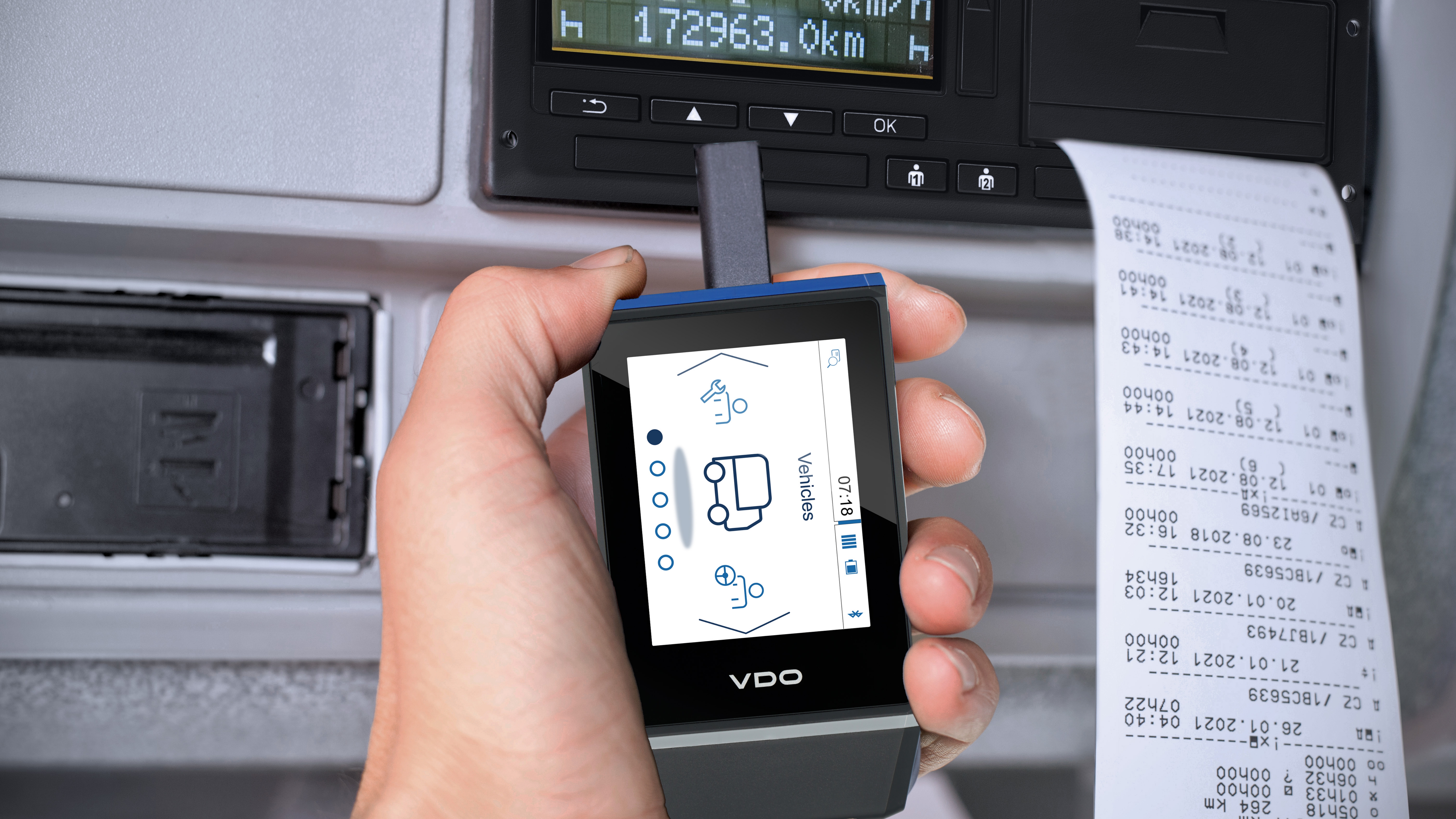The VDO DLK Smart Download Key is inserted into the tachograph in order to read data from the driver card and the mass memory. A corresponding printout is produced. 